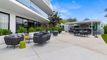 Poolside bar