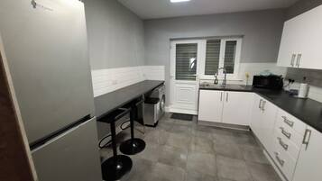 KĂŒhlschrank, Mikrowelle, Ofen, Herdplatte