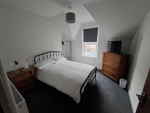 4 bedrooms, iron/ironing board, WiFi, bed sheets - Stylish 4-Bed  with Sauna /Jacuzzi City Centre Location near Stadium of Light (Sunderland)