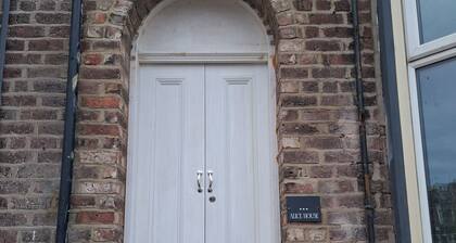 Stylish 4-Bed with Sauna /Jacuzzi City Centre Location near Stadium of Light