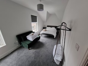 4 bedrooms, iron/ironing board, free WiFi, bed sheets