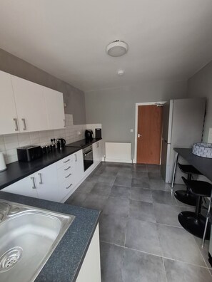 Fridge, microwave, oven, stovetop - Stylish 4-Bed  with Sauna /Jacuzzi City Centre Location near Stadium of Light (Sunderland)