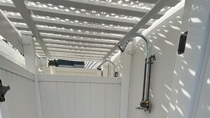 Una stanza bianca con pavimento nero, pareti bianche e soffitto bianco con motivo a griglia.