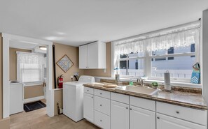 Kylskåp, mikrovågsugn, ugn och spishäll