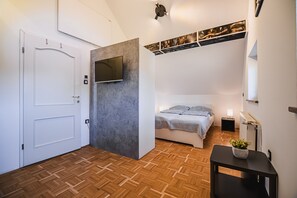 4 bedrooms, iron/ironing board, internet, bed sheets