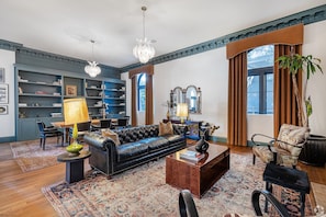 Bar-salon dans le hall