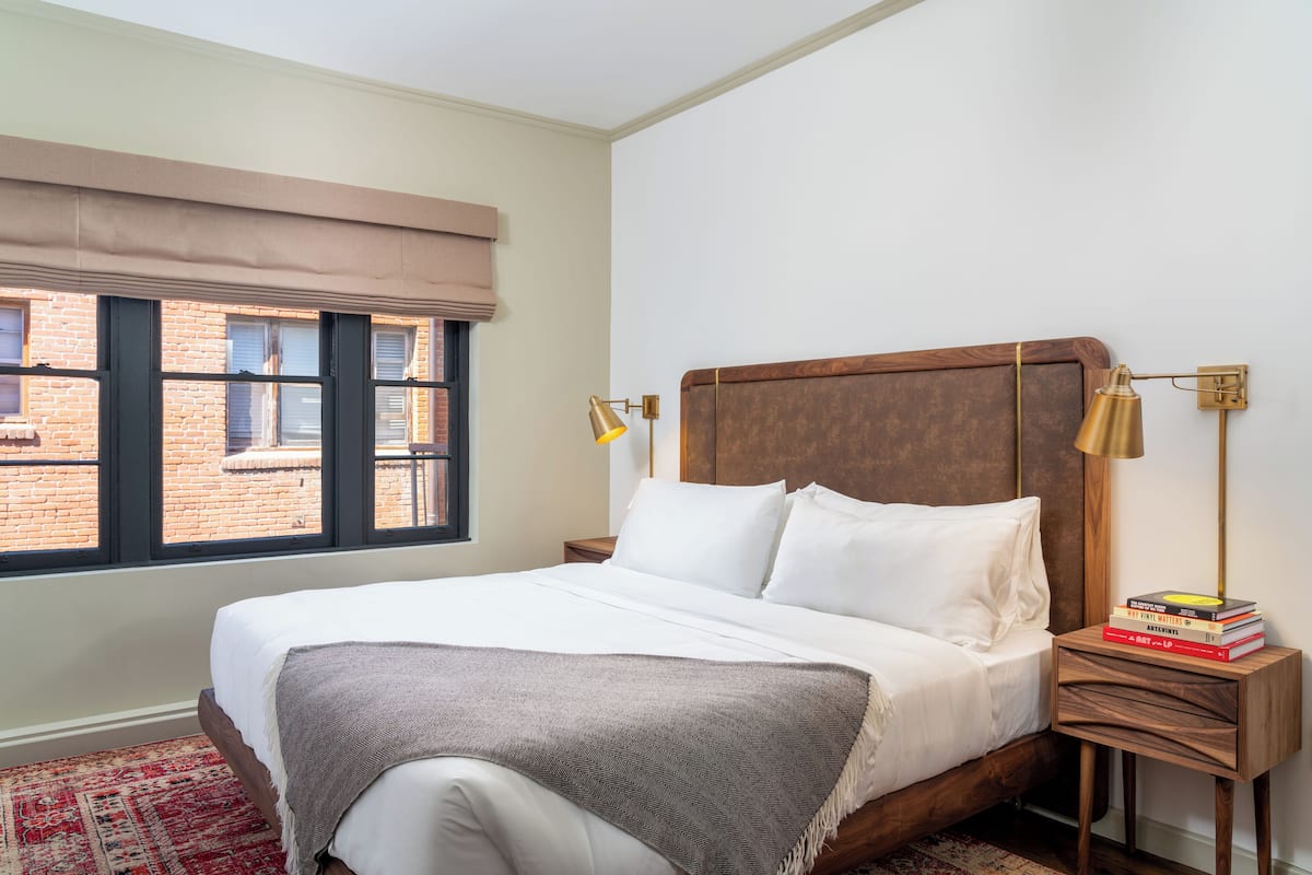Studio Suite | Desk, laptop workspace, iron/ironing board, free WiFi