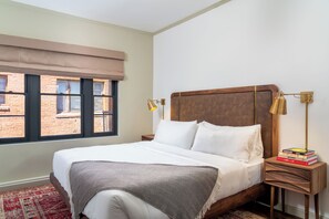 Individually furnished, desk, laptop workspace, iron/ironing board - The Commodore Hollywood (Los Angeles)