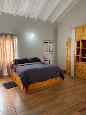3 bedrooms, iron/ironing board, Internet, bed sheets