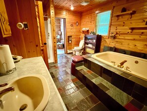 Douche, baignoire à remous, séchoir à cheveux, serviettes fournies