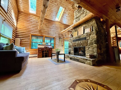 Welcoming 4-bedroom cabin in Chesterville