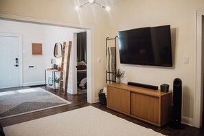 3 bedrooms, iron/ironing board, WiFi, bed sheets - 1G WiFi - Full Kitchen - 10M to Downtown (Indianapolis)