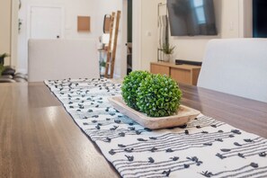 Interior - 1G WiFi - Full Kitchen - 10M to Downtown (Indianapolis)