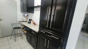 Een oven, een kookplaat, een koffiezetapparaat/waterkoker