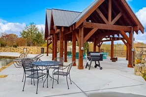Outdoor dining - The Best VIEWS • Large 2BR/3BA (Ellijay)
