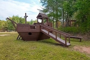 Children's area - The Best VIEWS • Large 2BR/3BA (Ellijay)