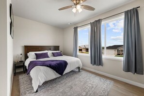 3 bedrooms, travel crib, free WiFi, bed sheets - The 8th Tee at Colbert Hills (Manhattan)