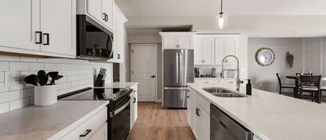 Frigorífic, microones, forn i placa de cuina