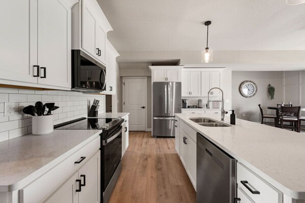 Kühlschrank, Mikrowelle, Ofen, Herdplatte