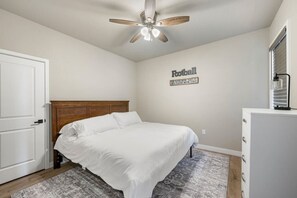 3 bedrooms, travel crib, free WiFi, bed sheets - The 8th Tee at Colbert Hills (Manhattan)