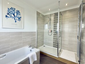 Douche, sèche-cheveux, serviettes fournies