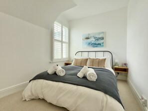 3 bedrooms, iron/ironing board, WiFi, bed sheets