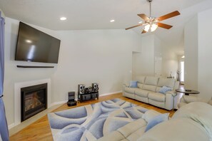 TV, fireplace, stereo - 2 Blocks to White Water Launch: Mill City Home (Mill City)