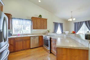 Fridge, microwave, stovetop, dishwasher - 2 Blocks to White Water Launch: Mill City Home (Mill City)