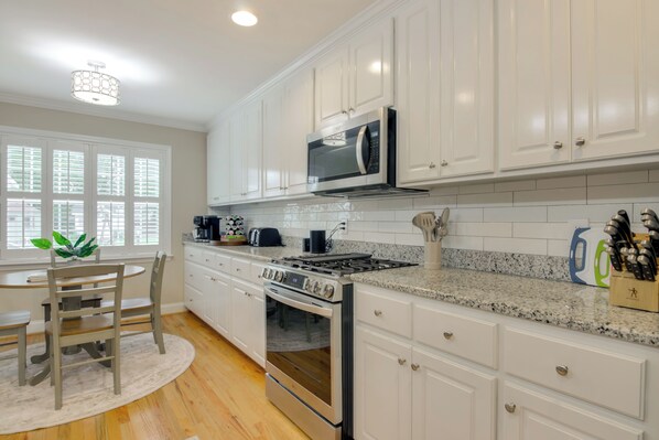 Fridge, microwave, stovetop, dishwasher