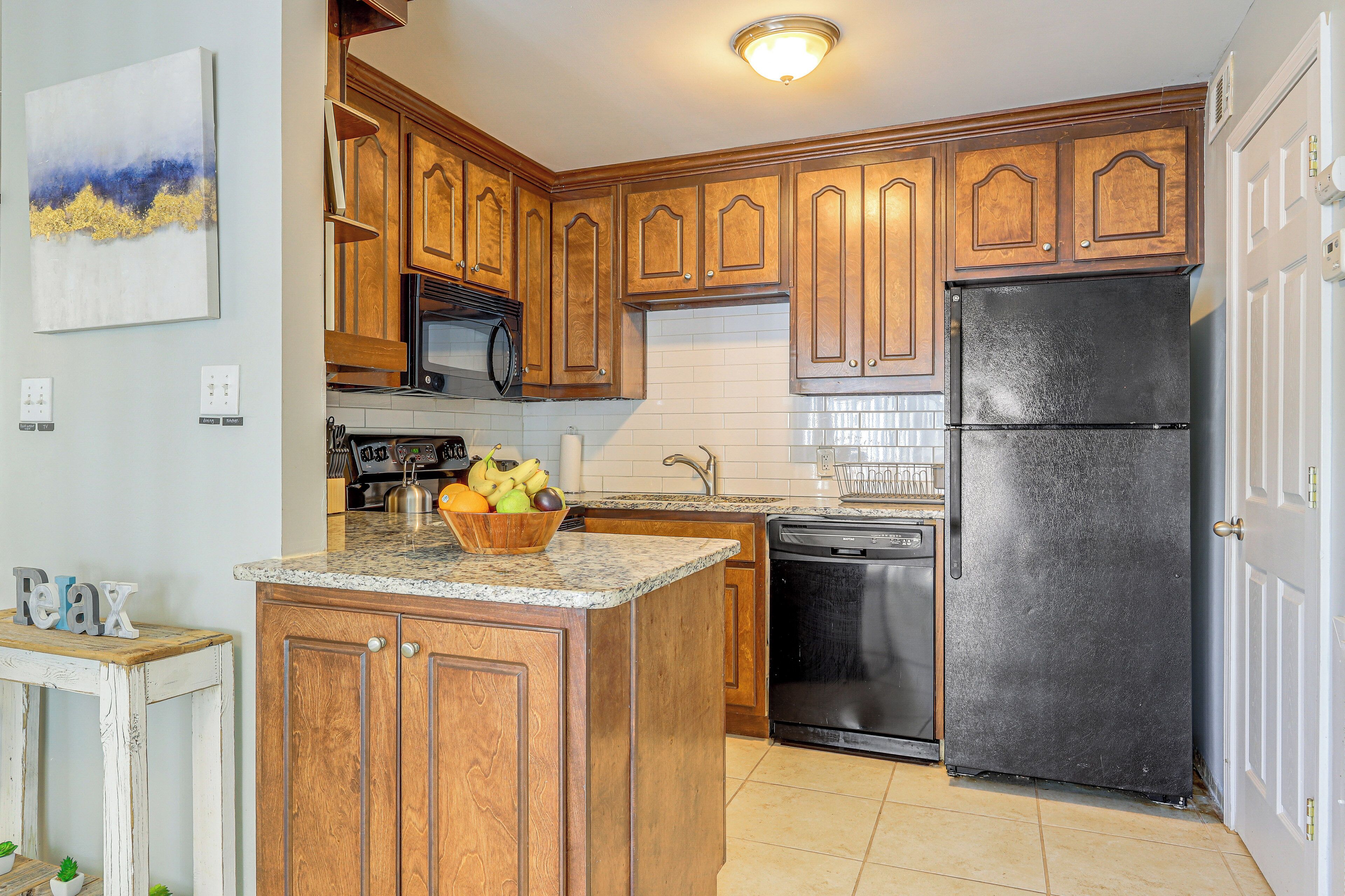 Fridge, microwave, stovetop, dishwasher