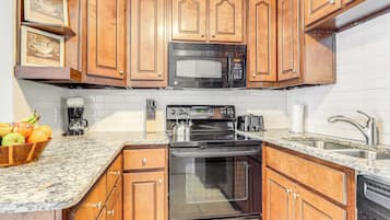 Geladeira, micro-ondas, cooktop, lava-louças