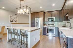 Fridge, microwave, stovetop, dishwasher - 2 Mi to Fraser River Trail: Townhome w/ Hot Tub! (Fraser)