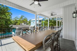 Outdoor dining - Luxury Beach House, Elevator, Golf Cart & Grill! (Myrtle Beach)