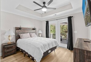Room - Luxury Beach House, Elevator, Golf Cart & Grill! (Myrtle Beach)