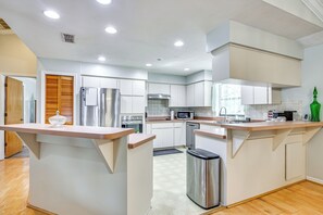 Geladeira, micro-ondas, cooktop, lava-louças