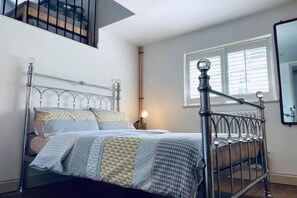 2 habitaciones, tabla de planchar con plancha y cuna de viaje 