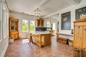 Réfrigérateur, micro-ondes, plaque de cuisson, lave-vaisselle