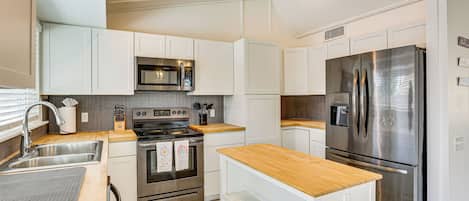 Fridge, microwave, stovetop, dishwasher