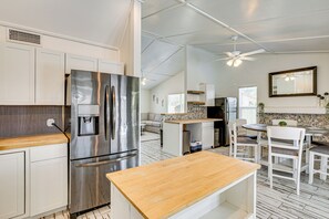 Fridge, microwave, stovetop, dishwasher - Welcoming Group Getaway w/ Pool & Patio in Peoria! (Peoria)