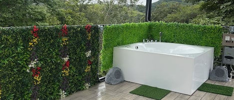 Outdoor spa tub