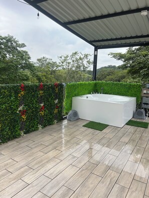 Outdoor spa tub