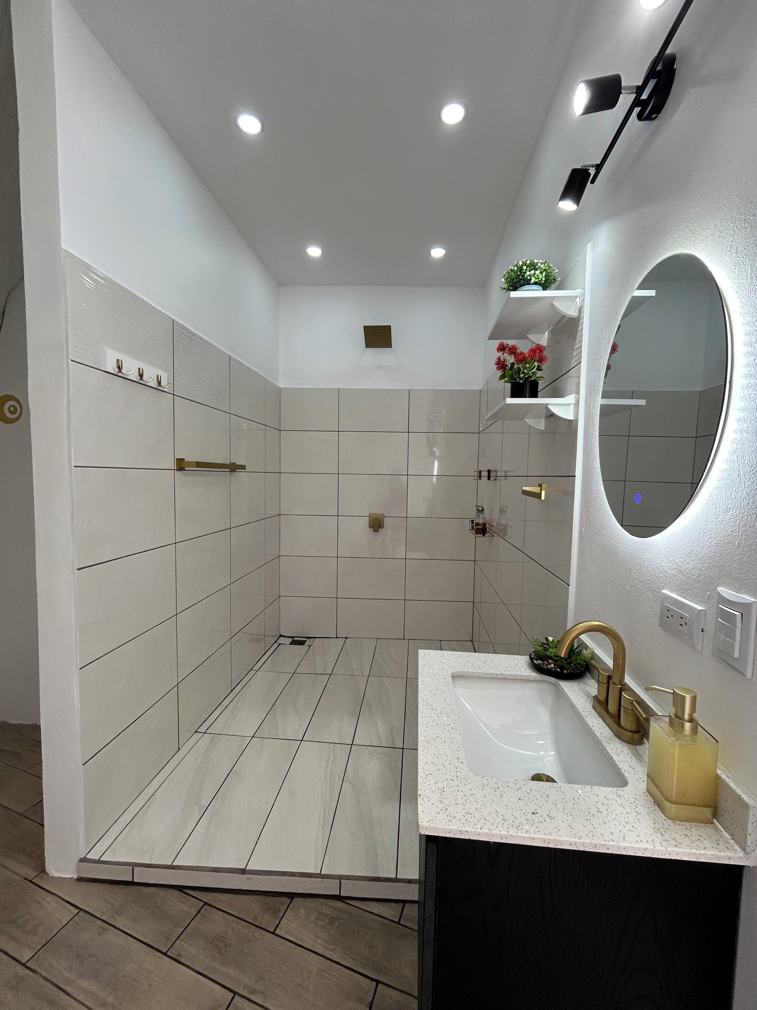 Douche, serviettes fournies, savon, papier toilette