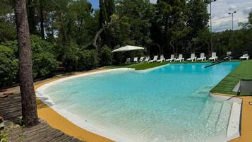 Piscine extérieure (ouverte en saison), cabanons gratuits
