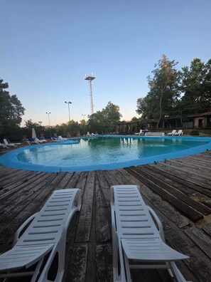 Alberca al aire libre por temporada y camas balinesas gratuitas