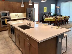 Kylskåp, mikrovågsugn, ugn och spishäll