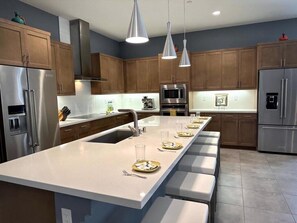 ثلاجة، ميكروويف، فرن، موقد طهي مسطح