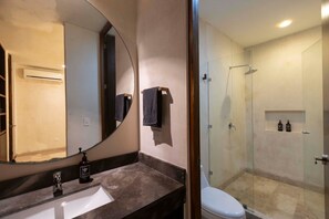 Douche, sèche-cheveux, serviettes fournies, savon