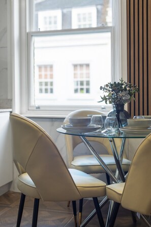 Dining - Chic Soho Studio: Style in the Heart of London!4 (London)