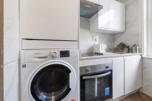 Private kitchen - Chic Soho Studio: Style in the Heart of London!4 (London)