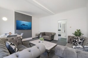 Living area - Elegant 2-Bedroom Apartment (London)